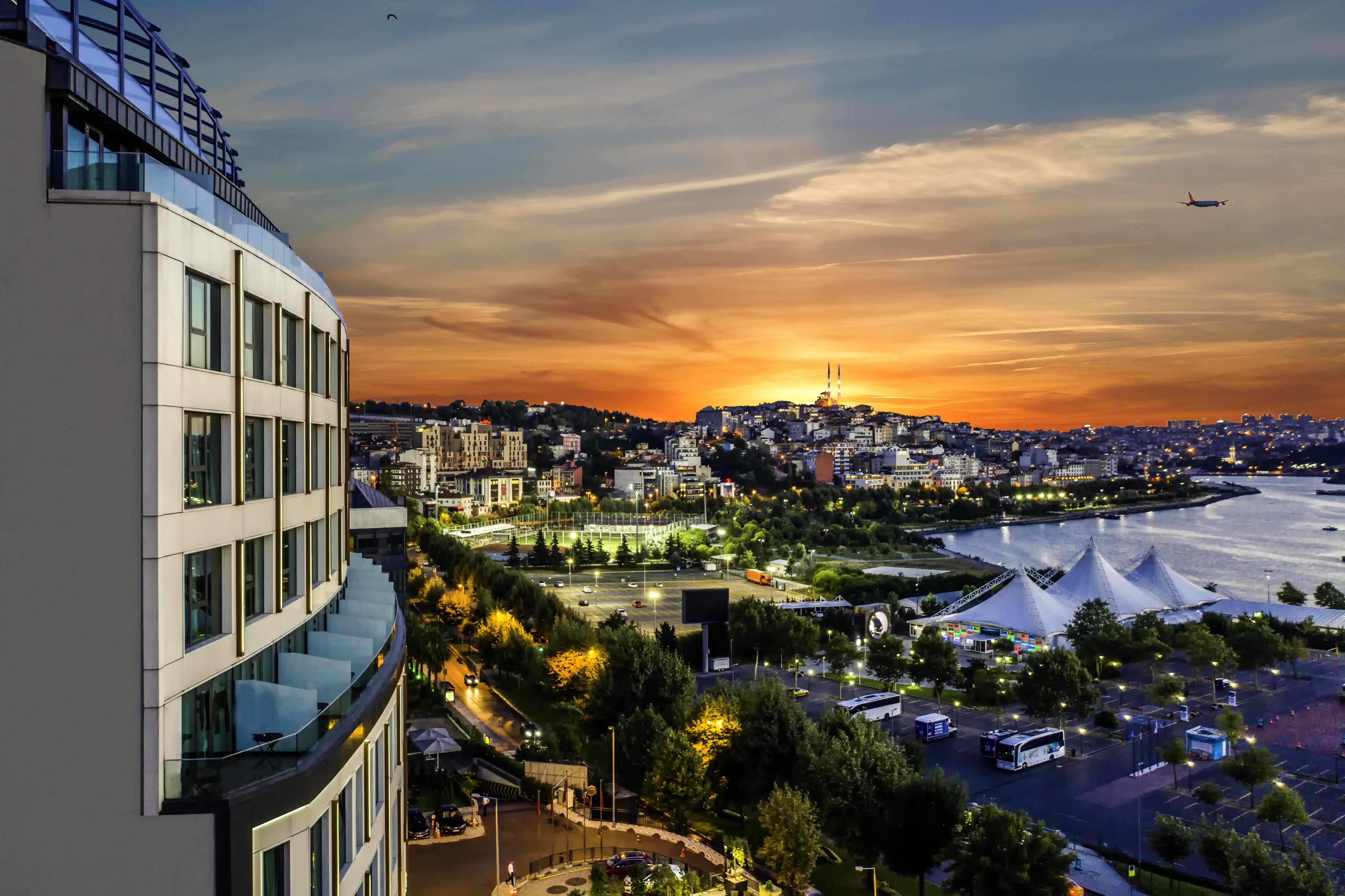 Clarion Hotel Golden Horn Estambul Exterior foto View of the city from the hotel