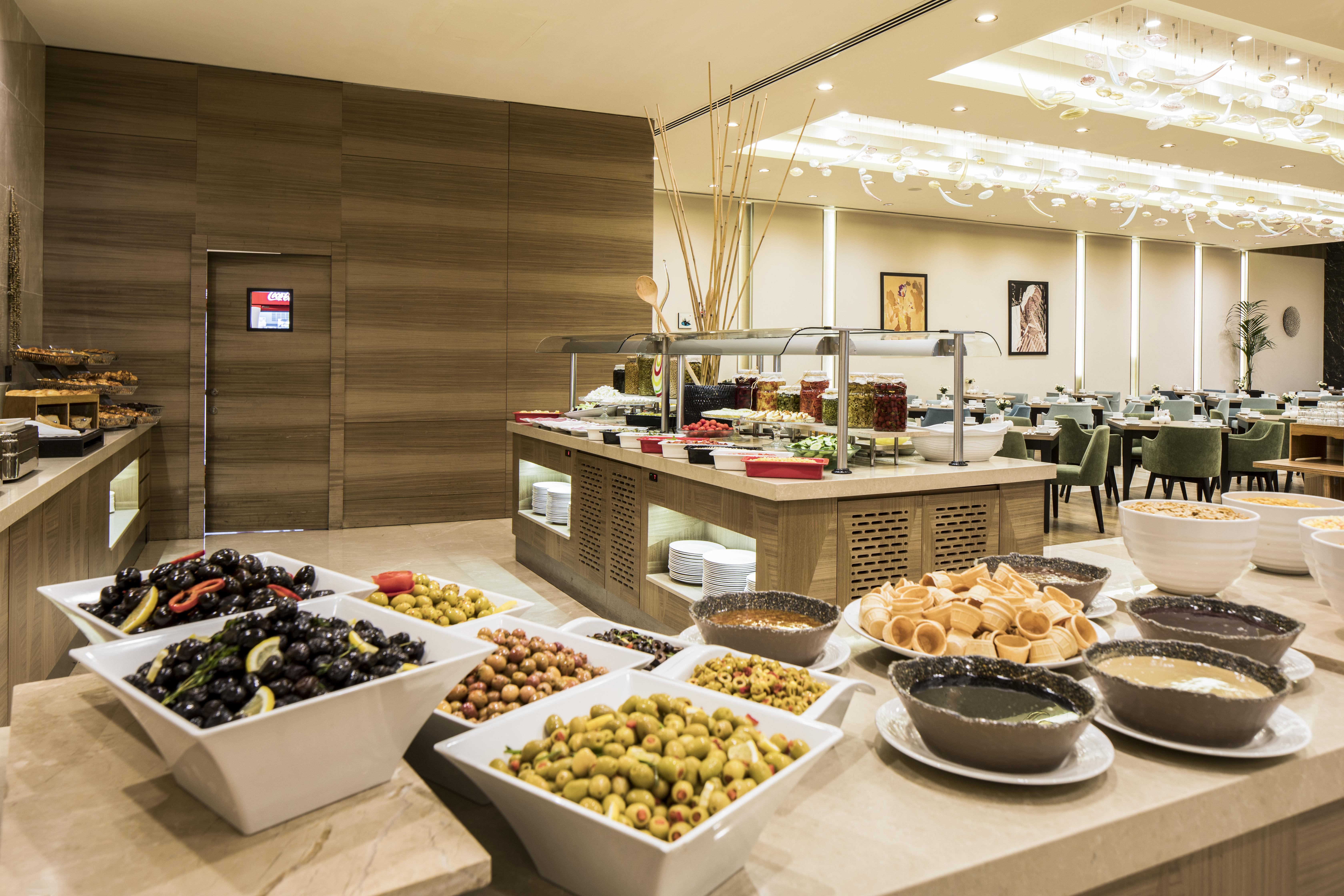 Clarion Hotel Golden Horn Estambul Exterior foto A buffet at a hotel