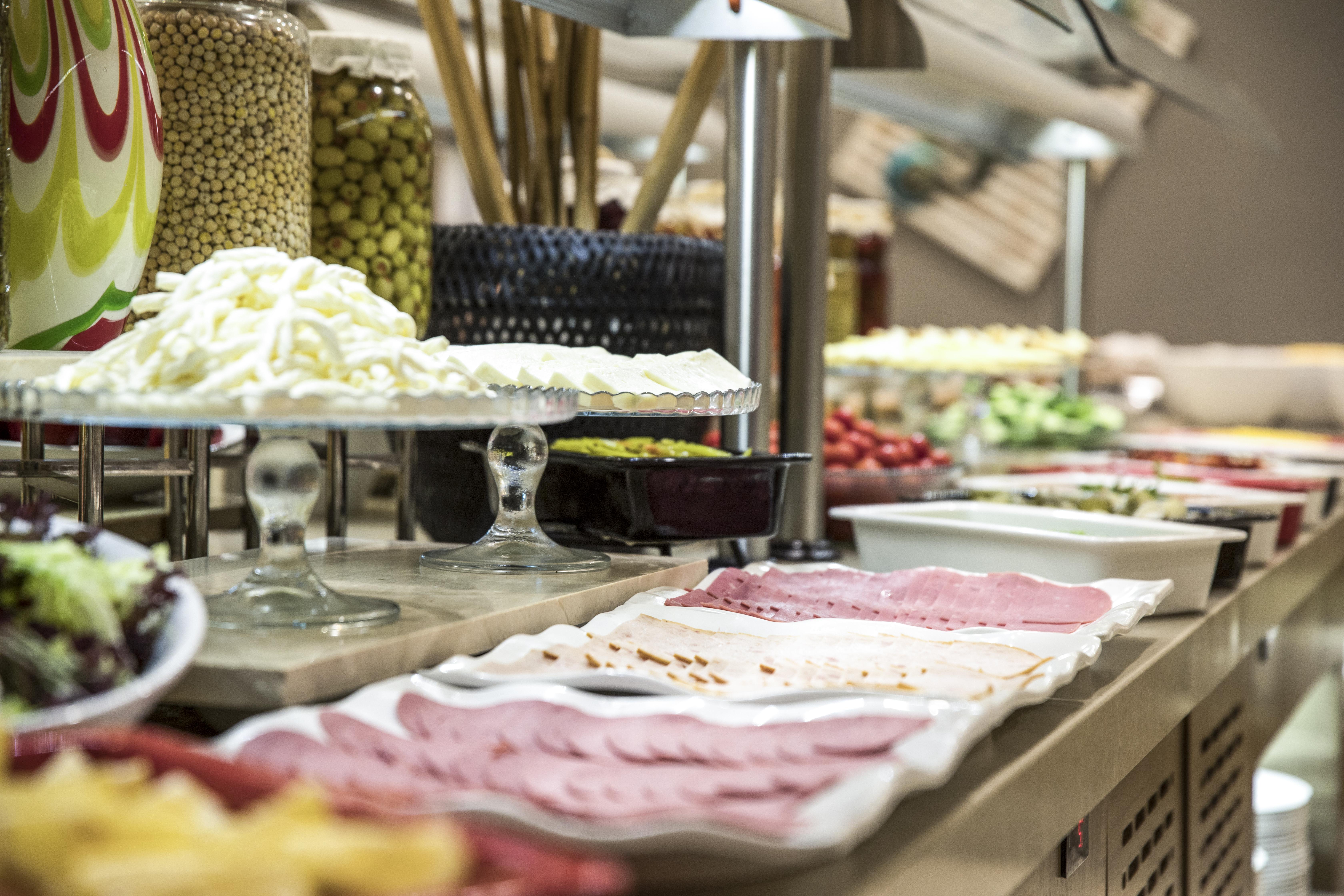 Clarion Hotel Golden Horn Estambul Exterior foto A buffet at a hotel
