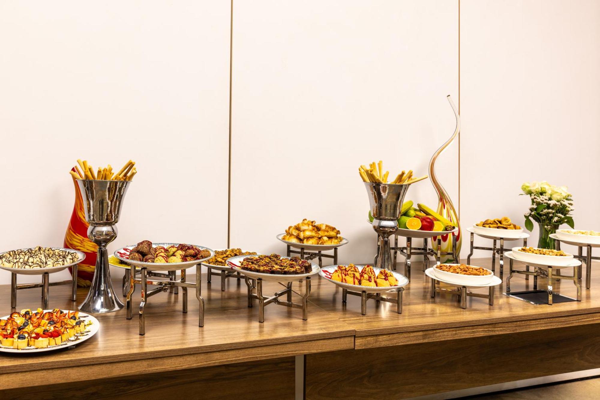 Clarion Hotel Golden Horn Estambul Exterior foto A buffet