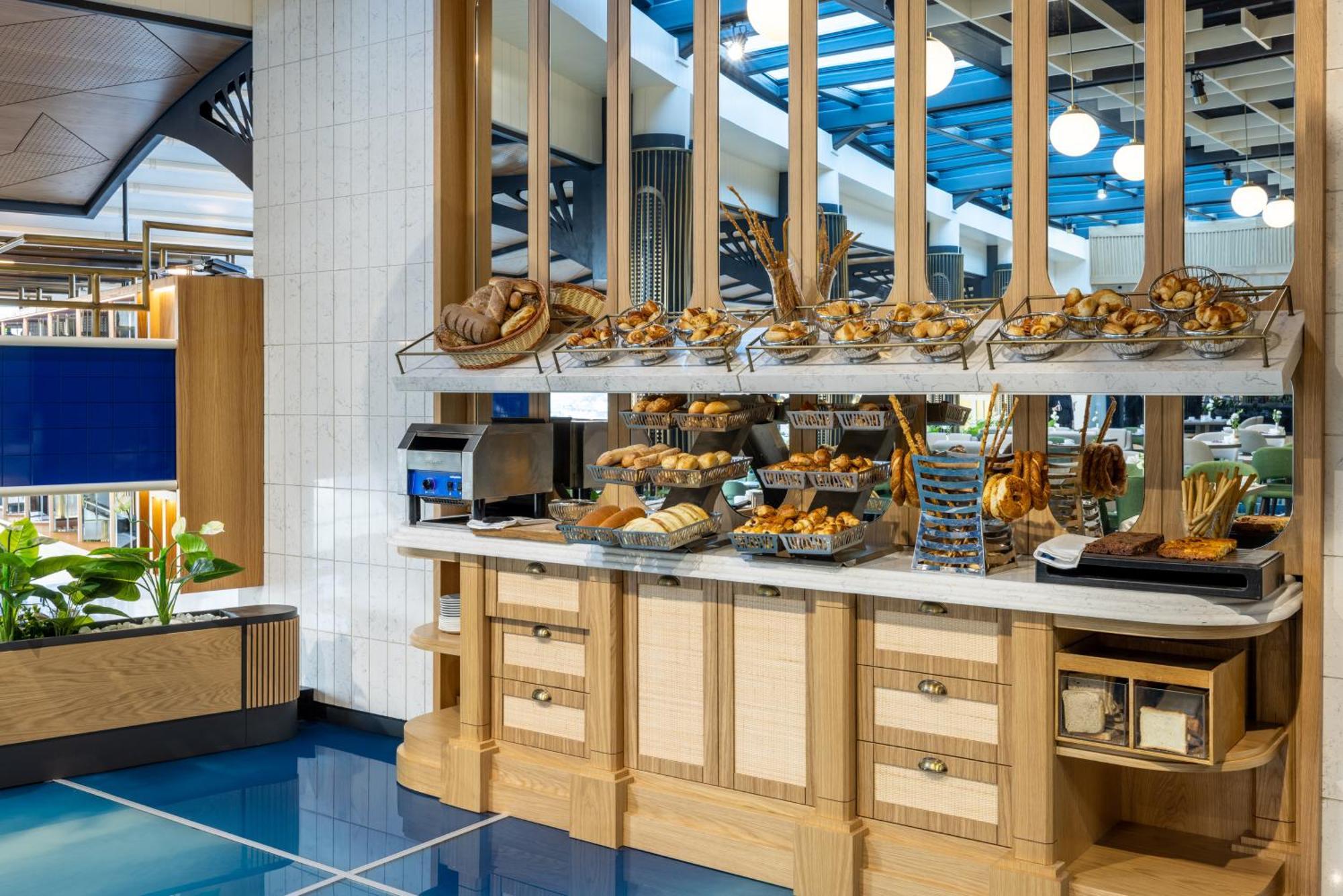 Clarion Hotel Golden Horn Estambul Exterior foto The buffet at the lounge