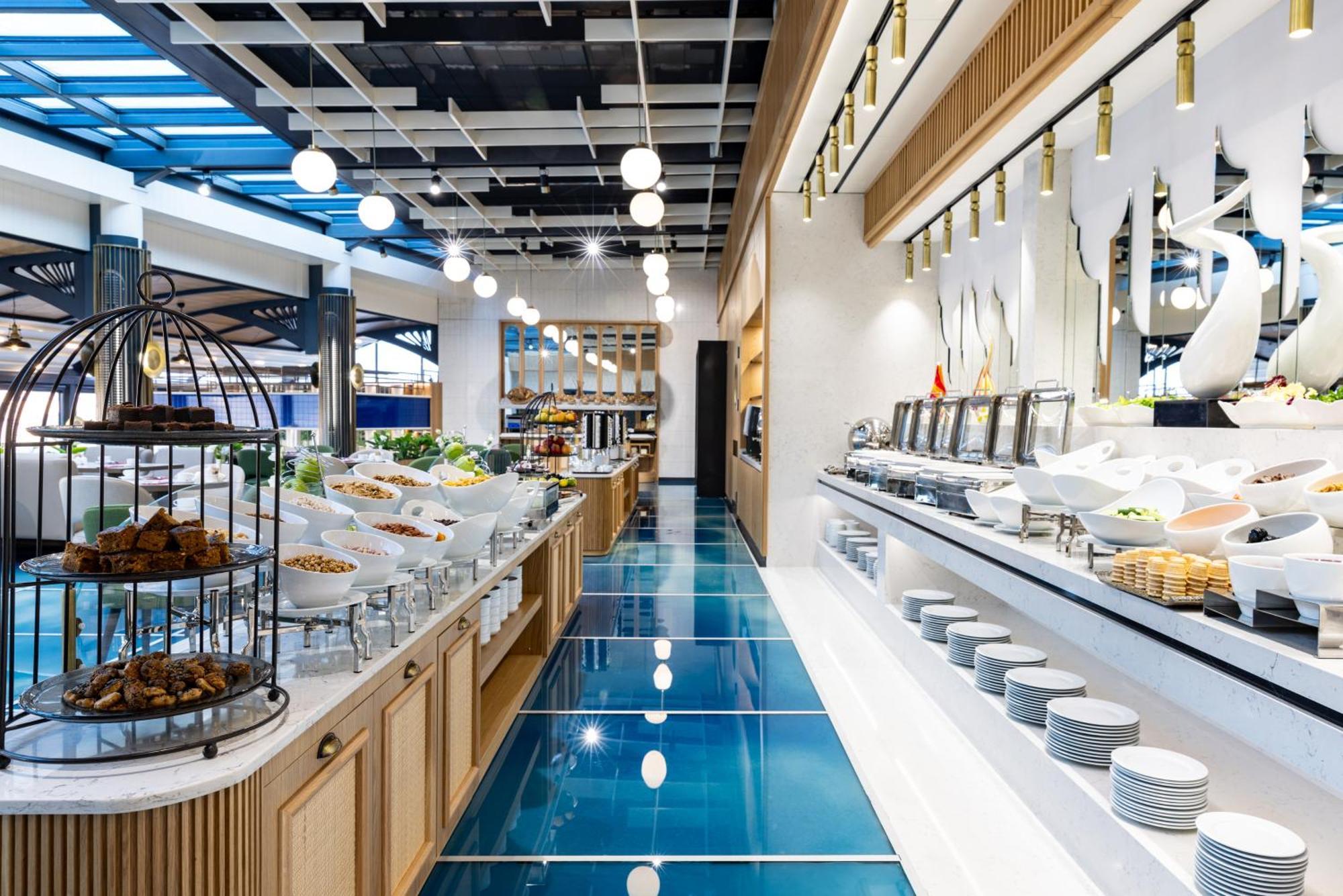 Clarion Hotel Golden Horn Estambul Exterior foto The buffet at the lounge