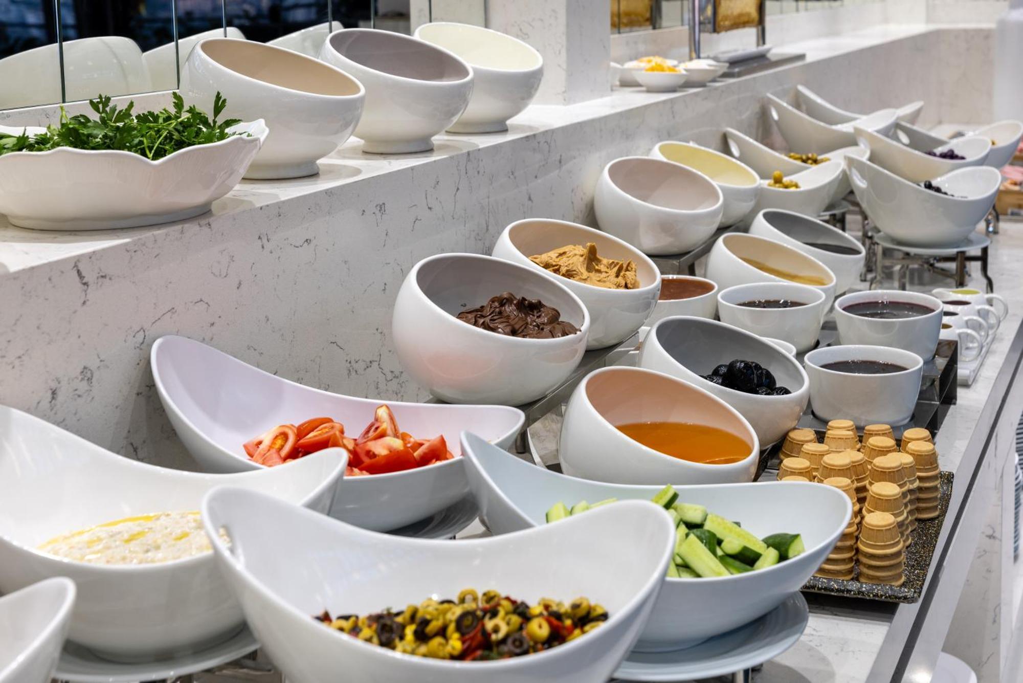 Clarion Hotel Golden Horn Estambul Exterior foto A salad bar