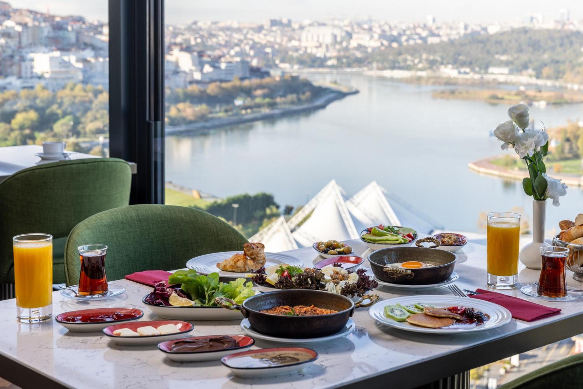 Clarion Hotel Golden Horn Estambul Exterior foto Breakfast at the hotel