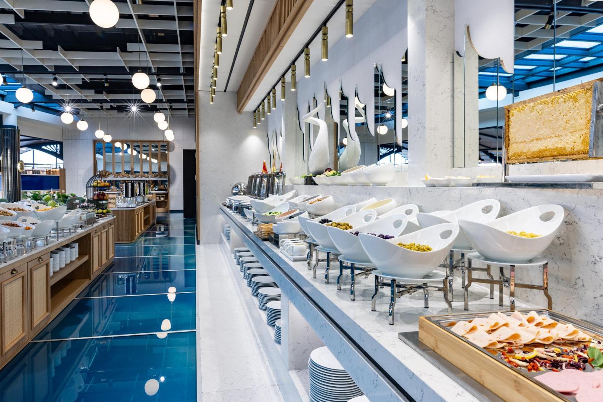 Clarion Hotel Golden Horn Estambul Exterior foto The buffet at the lounge