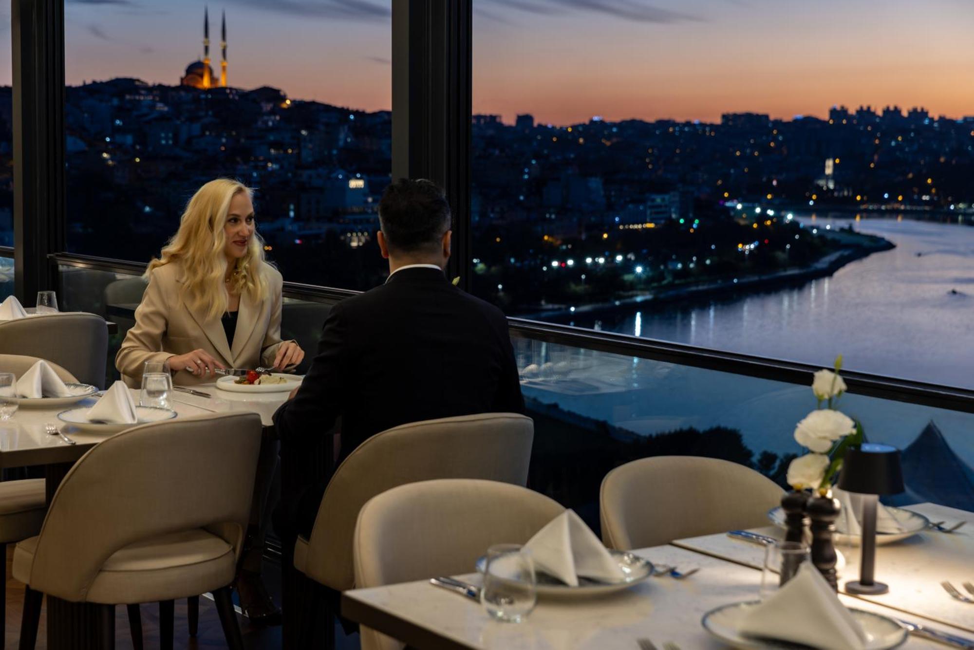 Clarion Hotel Golden Horn Estambul Exterior foto The Bosphorus Restaurant