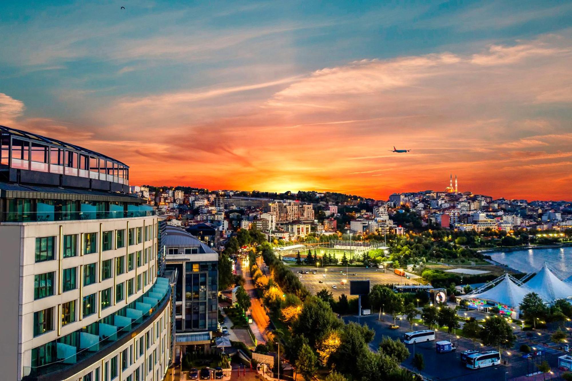 Clarion Hotel Golden Horn Estambul Exterior foto Sunset over the city